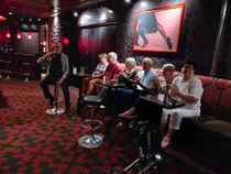 Illalla kuunneltiin karaoke-esityksiä. Osa laulajista ole ihan ammattilaisia.