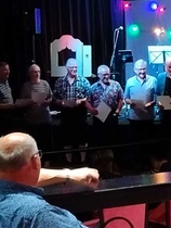 Rauhalahden illassa kuultiin mieskuoron esittämä "Iltatuulen Viesti". Kuorossa oli kuovolalaisvahvistus.