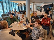 Olihan sitä Suomen lätkäpeliä katsottava aulan isosta tv:stä.